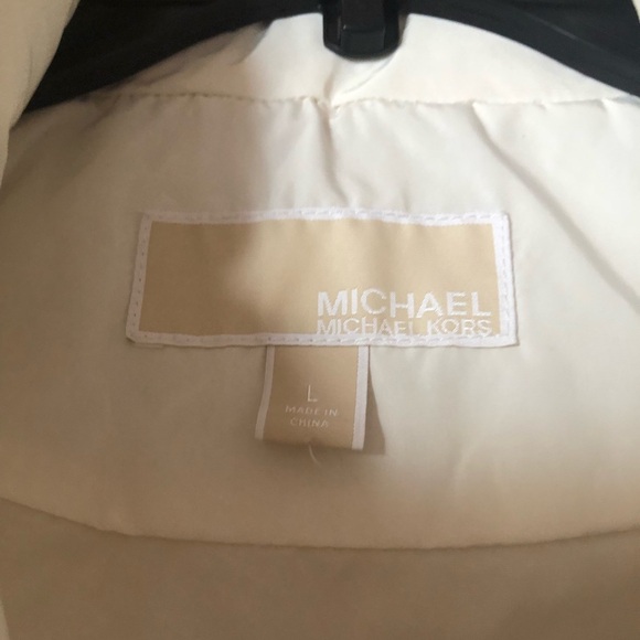 MICHAEL KORS NWOT CREAM COLOR PUFFER VEST WITH GOLD MK  SNAP CLOSURE. SIZE LARGE - Picture 4 of 8